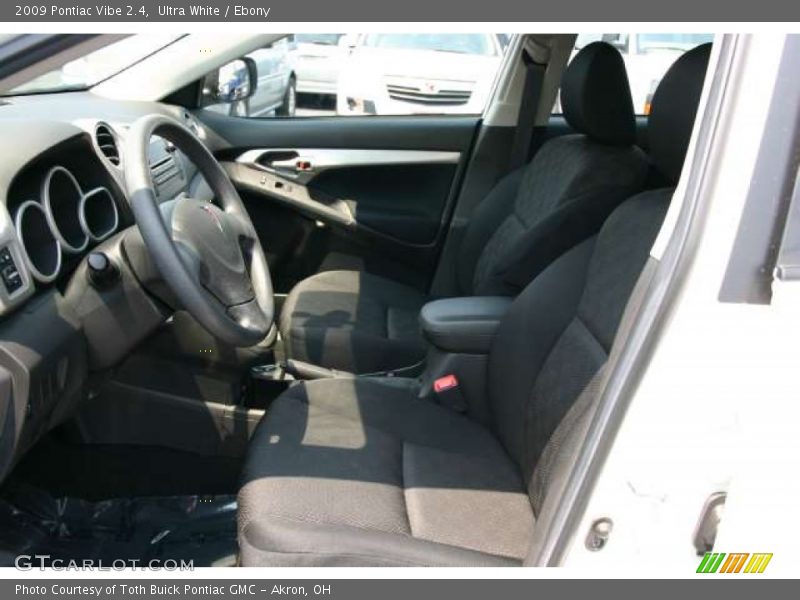 Ultra White / Ebony 2009 Pontiac Vibe 2.4