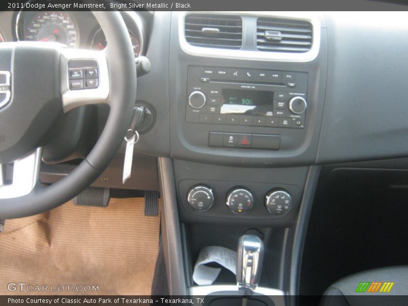 Bright Silver Metallic / Black 2011 Dodge Avenger Mainstreet