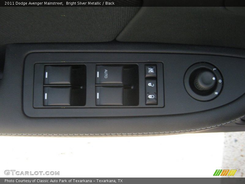 Bright Silver Metallic / Black 2011 Dodge Avenger Mainstreet