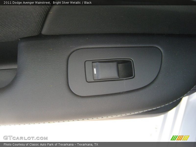 Bright Silver Metallic / Black 2011 Dodge Avenger Mainstreet