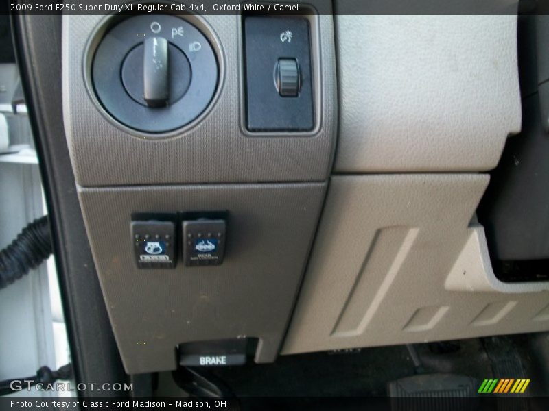 Oxford White / Camel 2009 Ford F250 Super Duty XL Regular Cab 4x4