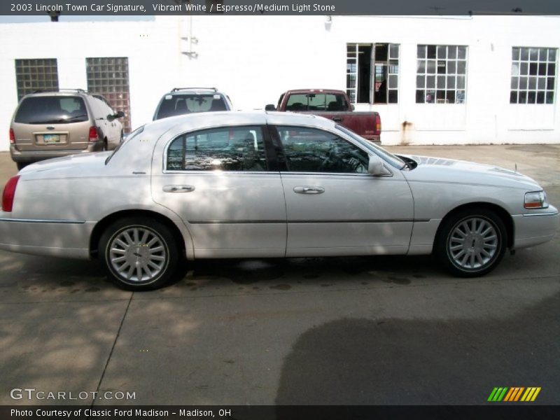 Vibrant White / Espresso/Medium Light Stone 2003 Lincoln Town Car Signature