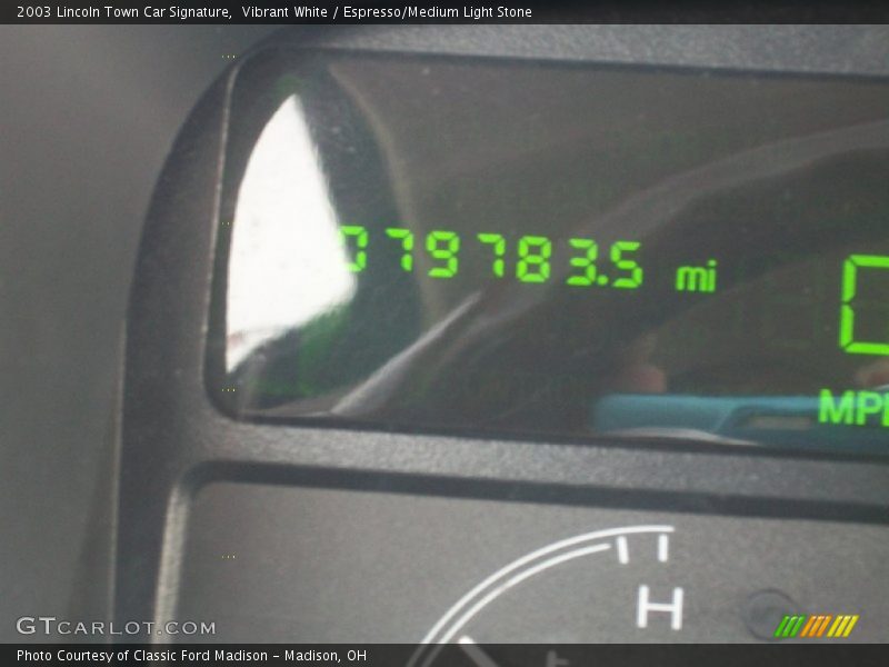 Vibrant White / Espresso/Medium Light Stone 2003 Lincoln Town Car Signature