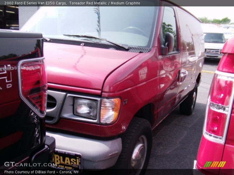 Toreador Red Metallic / Medium Graphite 2002 Ford E Series Van E350 Cargo