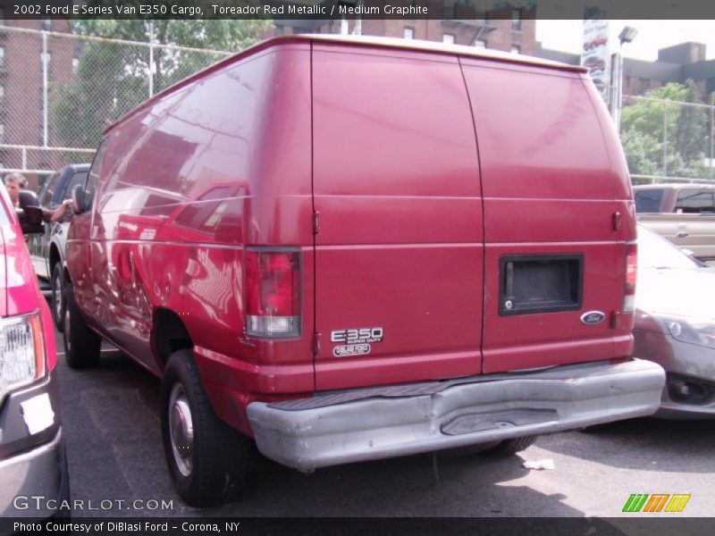 Toreador Red Metallic / Medium Graphite 2002 Ford E Series Van E350 Cargo