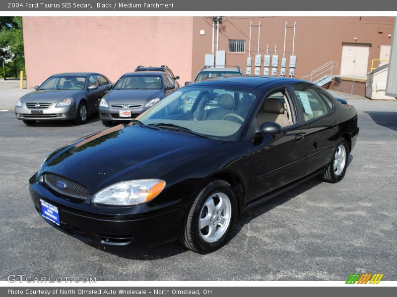 Front 3/4 View of 2004 Taurus SES Sedan