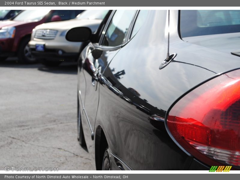 Black / Medium Parchment 2004 Ford Taurus SES Sedan