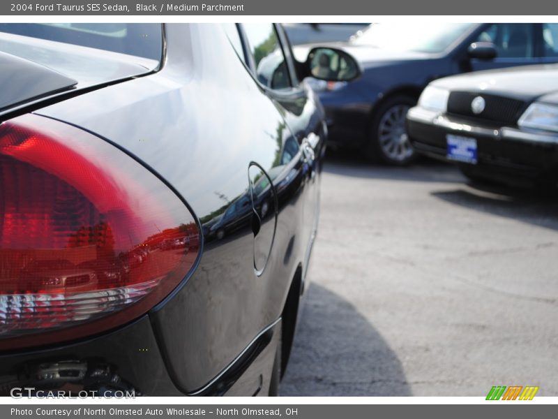 Black / Medium Parchment 2004 Ford Taurus SES Sedan