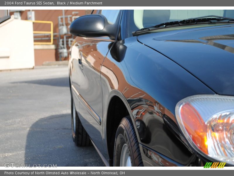 Black / Medium Parchment 2004 Ford Taurus SES Sedan