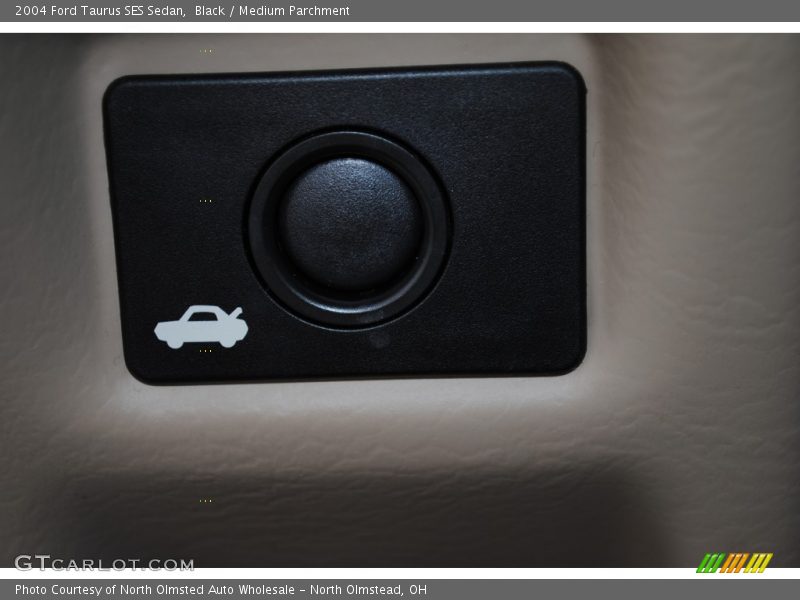 Controls of 2004 Taurus SES Sedan