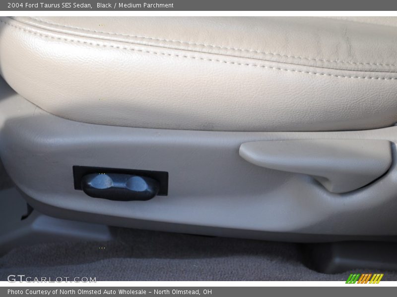 Black / Medium Parchment 2004 Ford Taurus SES Sedan