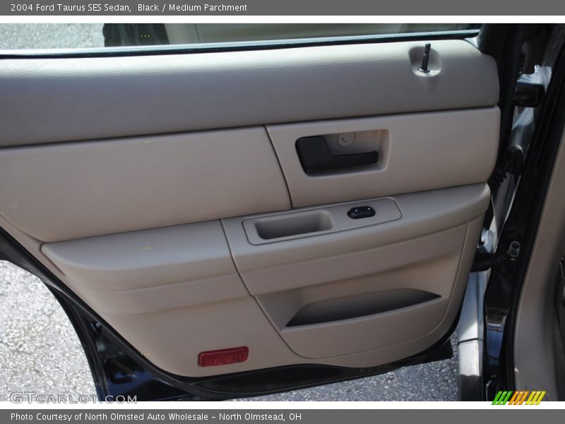 Black / Medium Parchment 2004 Ford Taurus SES Sedan