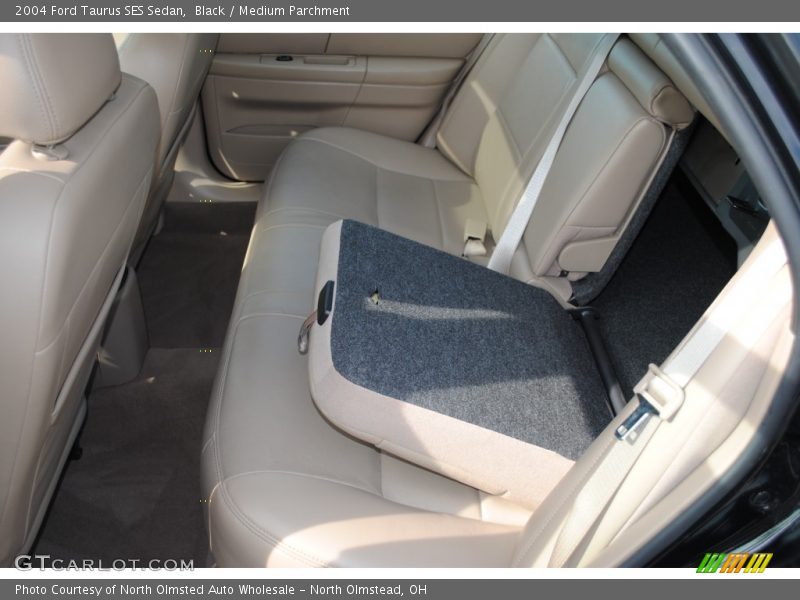 Black / Medium Parchment 2004 Ford Taurus SES Sedan