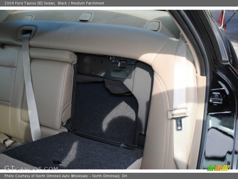 Black / Medium Parchment 2004 Ford Taurus SES Sedan