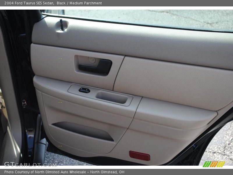 Black / Medium Parchment 2004 Ford Taurus SES Sedan