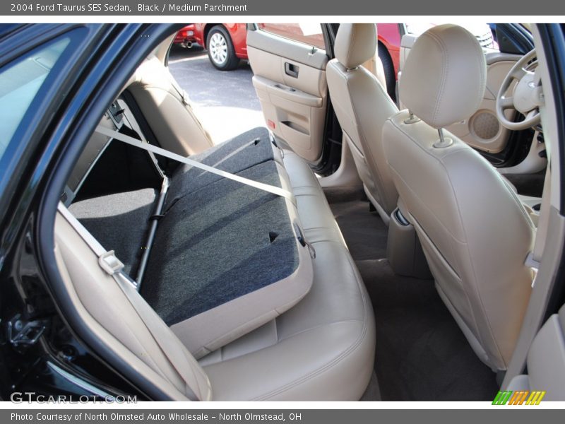 Black / Medium Parchment 2004 Ford Taurus SES Sedan