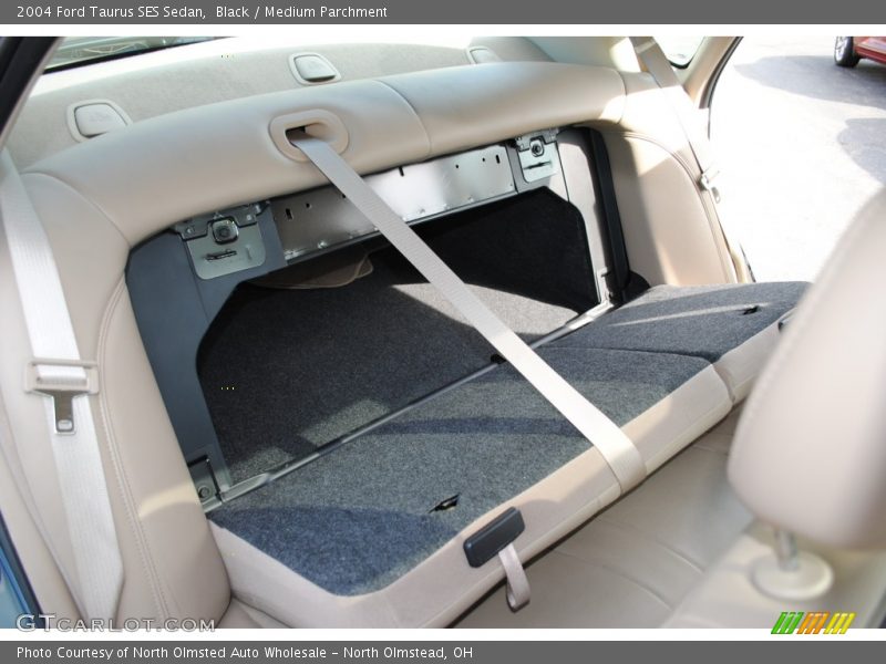 Black / Medium Parchment 2004 Ford Taurus SES Sedan