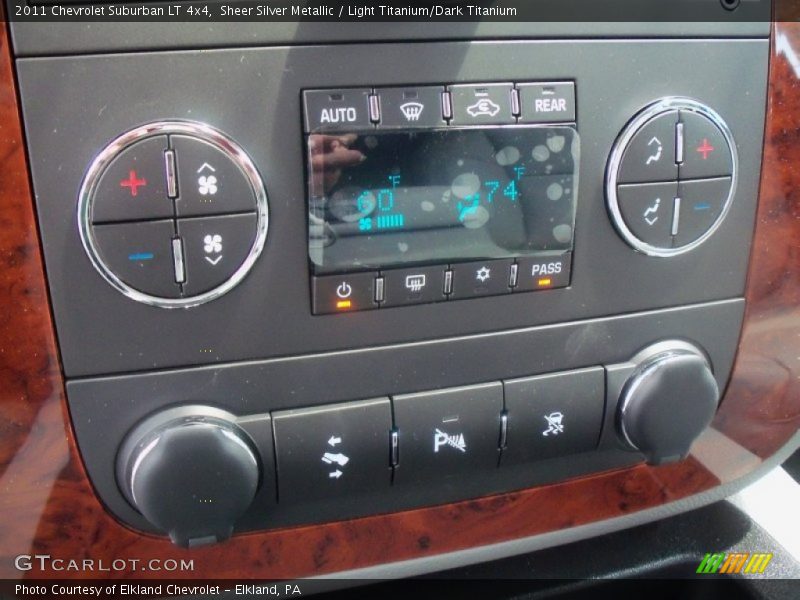 Sheer Silver Metallic / Light Titanium/Dark Titanium 2011 Chevrolet Suburban LT 4x4