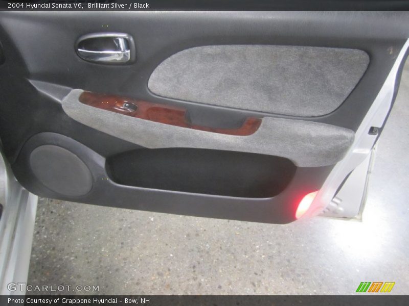 Brilliant Silver / Black 2004 Hyundai Sonata V6