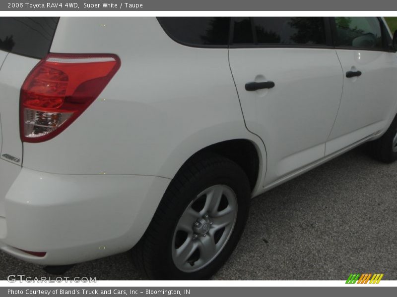 Super White / Taupe 2006 Toyota RAV4 4WD