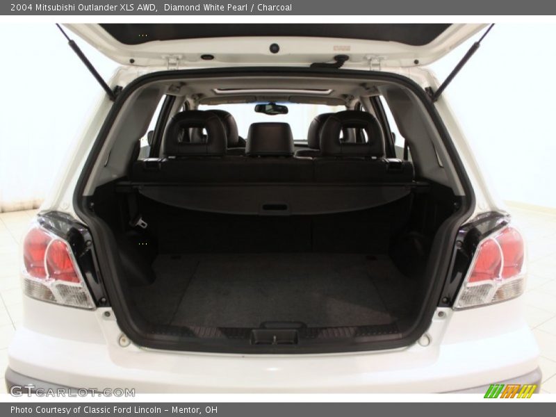 Diamond White Pearl / Charcoal 2004 Mitsubishi Outlander XLS AWD