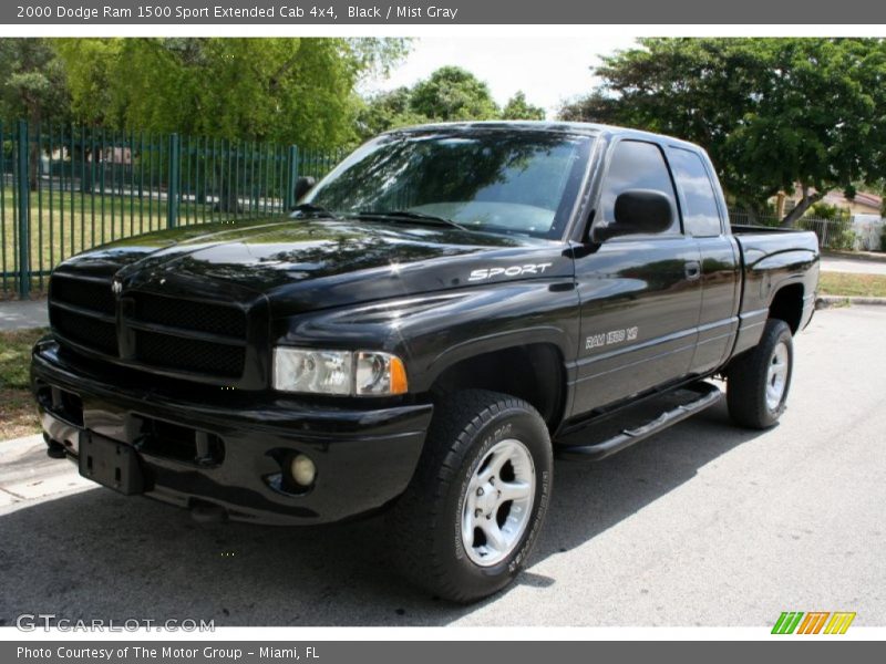 Front 3/4 View of 2000 Ram 1500 Sport Extended Cab 4x4