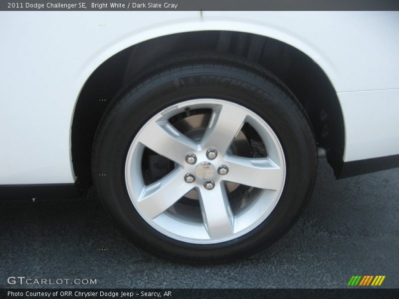Bright White / Dark Slate Gray 2011 Dodge Challenger SE