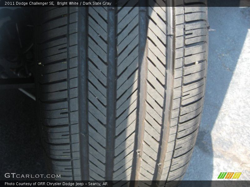 Bright White / Dark Slate Gray 2011 Dodge Challenger SE