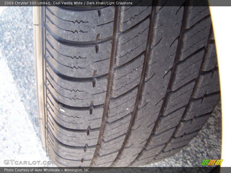 Cool Vanilla White / Dark Khaki/Light Graystone 2009 Chrysler 300 Limited