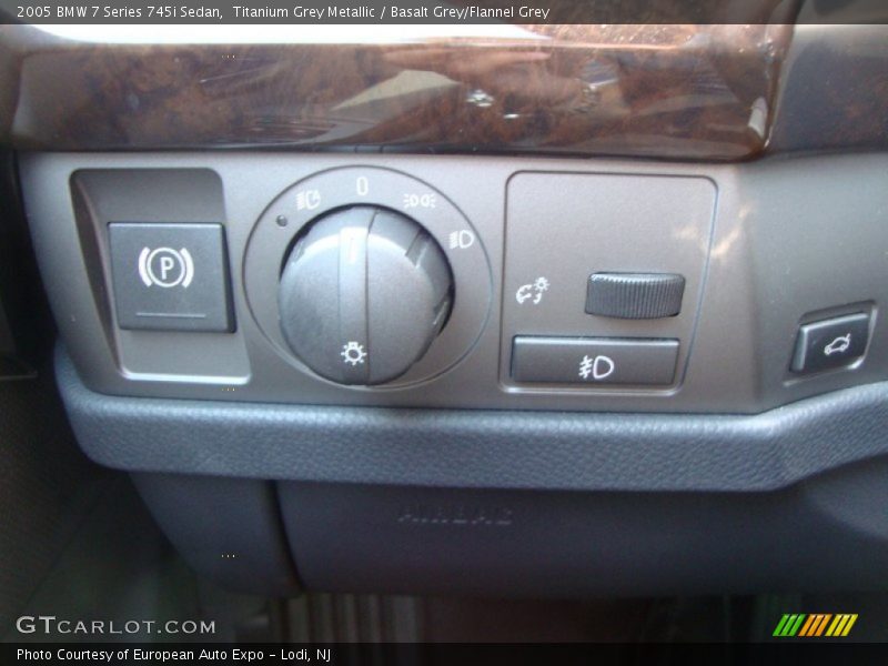 Controls of 2005 7 Series 745i Sedan