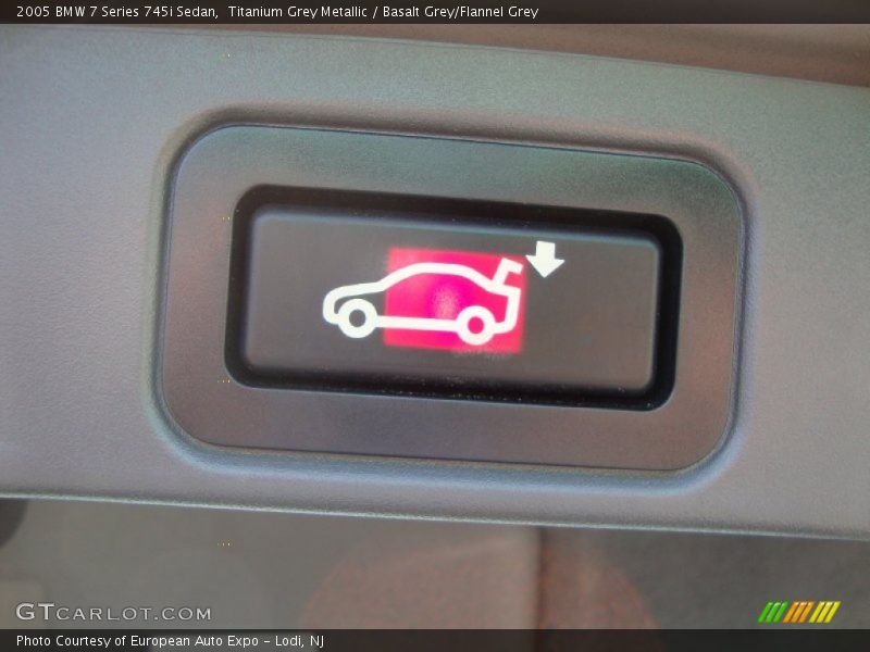 Controls of 2005 7 Series 745i Sedan