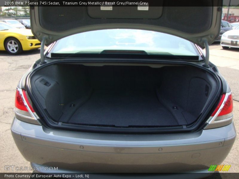  2005 7 Series 745i Sedan Trunk