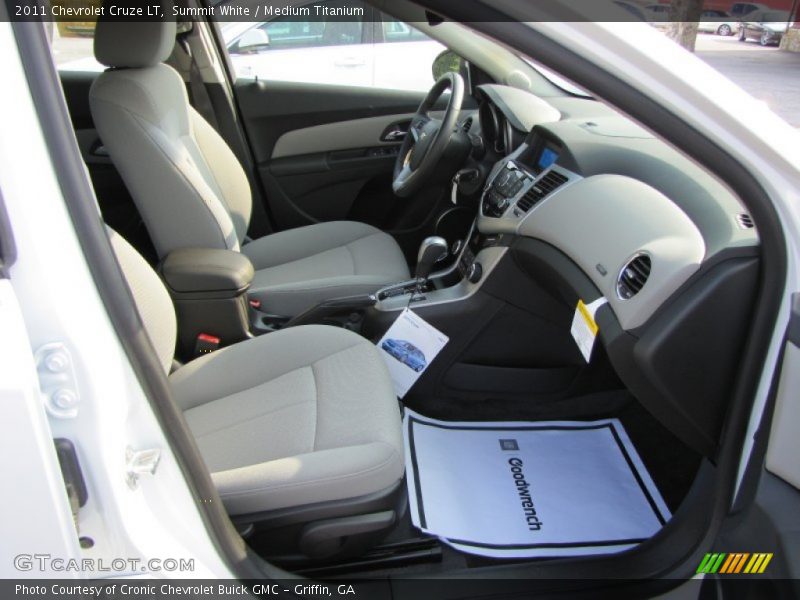 Summit White / Medium Titanium 2011 Chevrolet Cruze LT