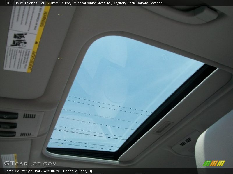 Sunroof of 2011 3 Series 328i xDrive Coupe