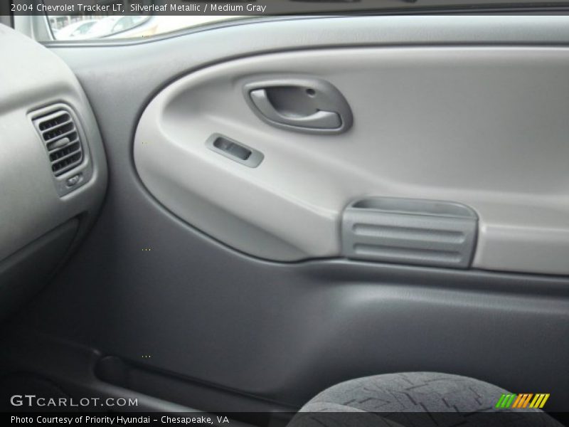 Silverleaf Metallic / Medium Gray 2004 Chevrolet Tracker LT