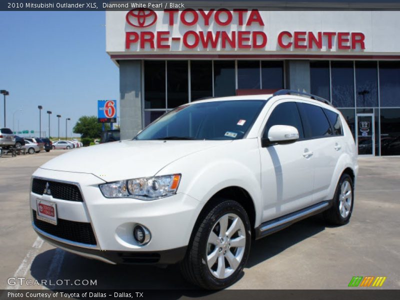 Diamond White Pearl / Black 2010 Mitsubishi Outlander XLS