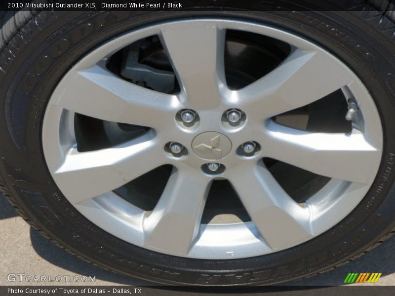 Diamond White Pearl / Black 2010 Mitsubishi Outlander XLS