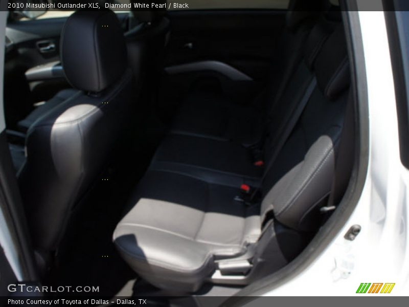 Diamond White Pearl / Black 2010 Mitsubishi Outlander XLS