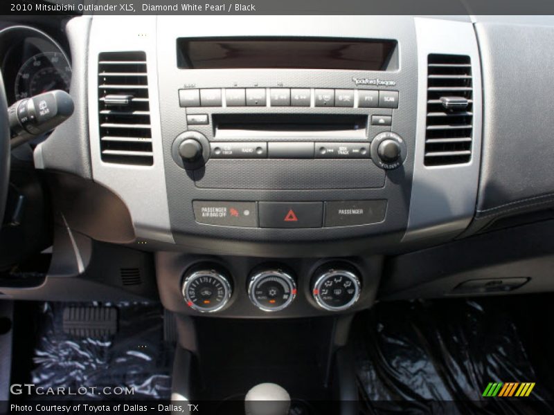 Diamond White Pearl / Black 2010 Mitsubishi Outlander XLS