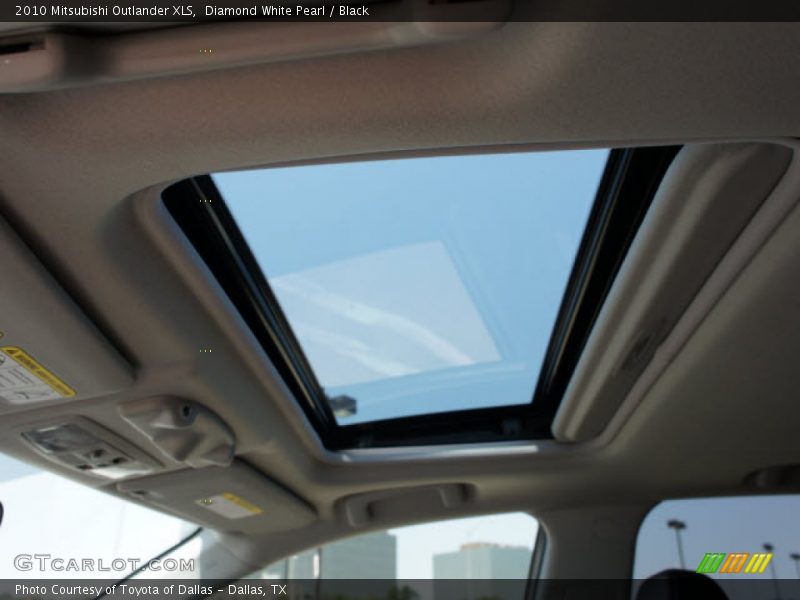 Diamond White Pearl / Black 2010 Mitsubishi Outlander XLS