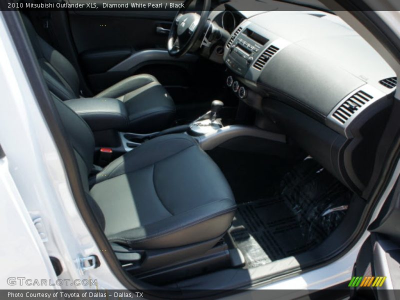 Diamond White Pearl / Black 2010 Mitsubishi Outlander XLS