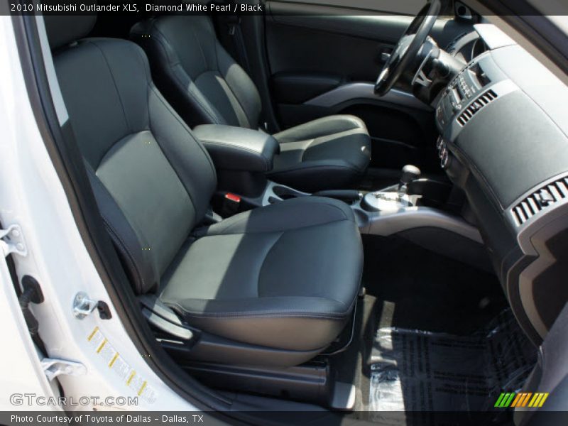 Diamond White Pearl / Black 2010 Mitsubishi Outlander XLS