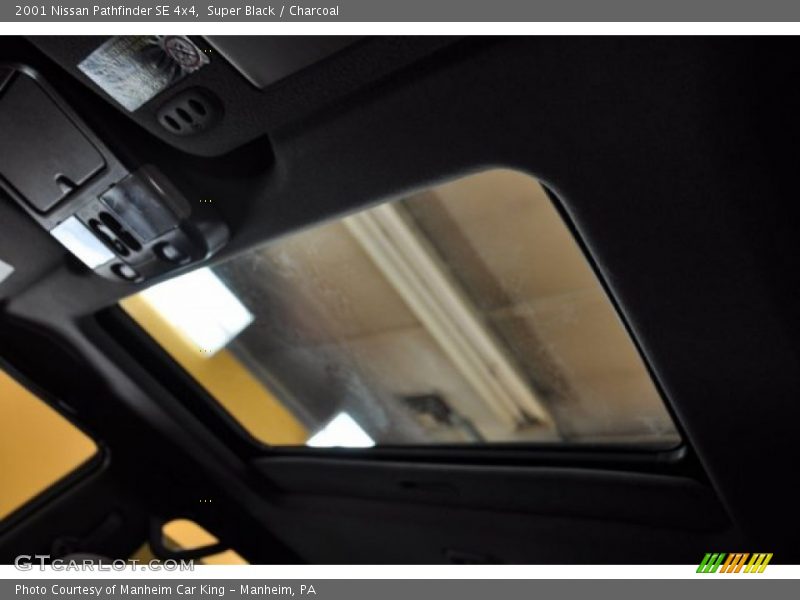 Super Black / Charcoal 2001 Nissan Pathfinder SE 4x4