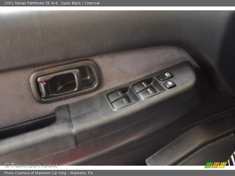 Super Black / Charcoal 2001 Nissan Pathfinder SE 4x4