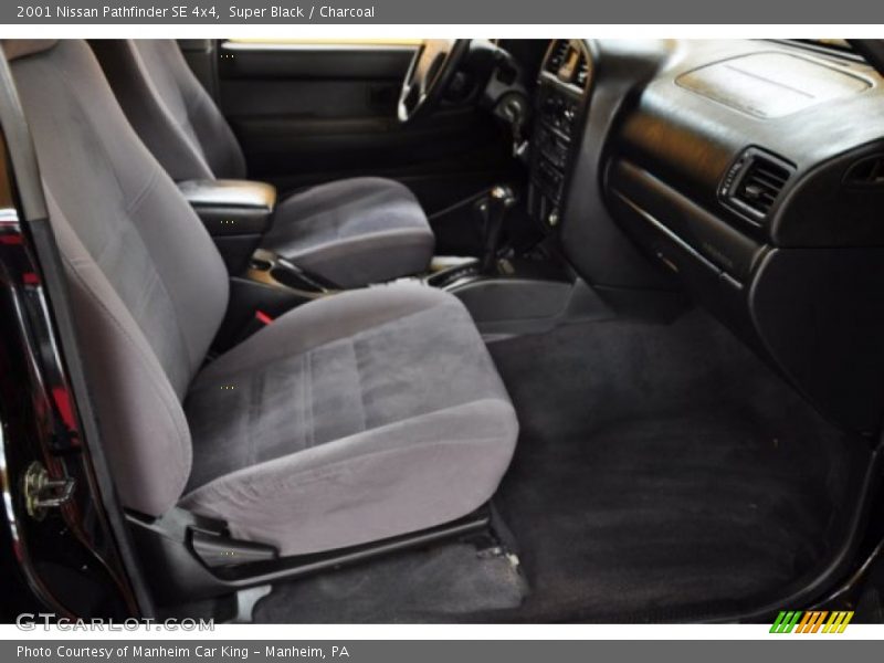 Super Black / Charcoal 2001 Nissan Pathfinder SE 4x4