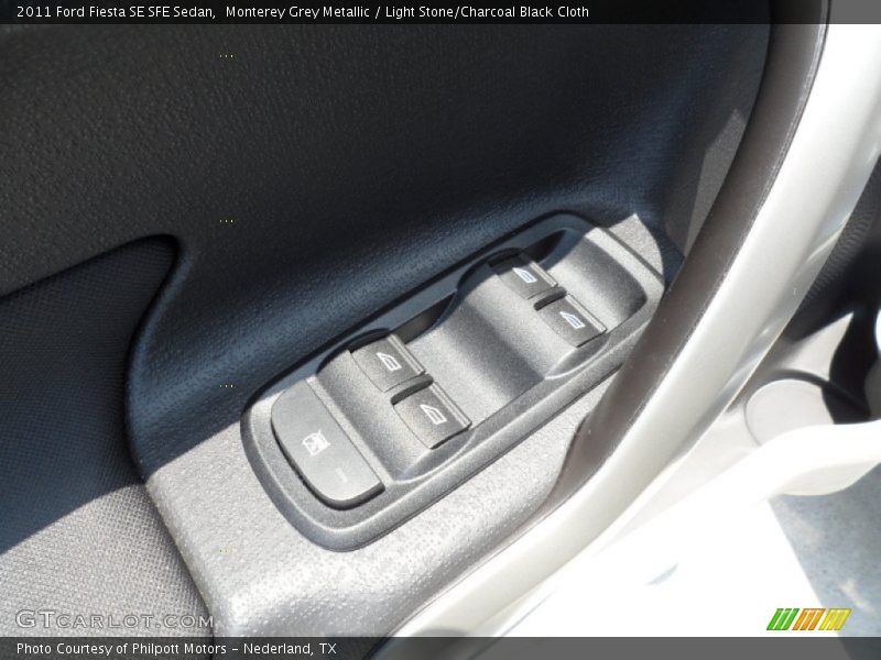 Controls of 2011 Fiesta SE SFE Sedan