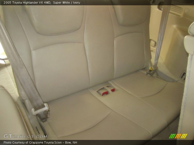 Super White / Ivory 2005 Toyota Highlander V6 4WD