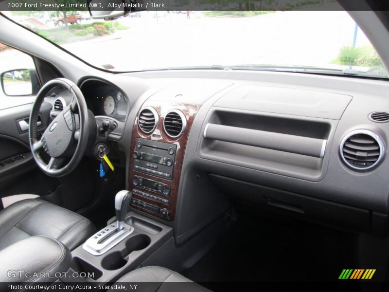 Dashboard of 2007 Freestyle Limited AWD