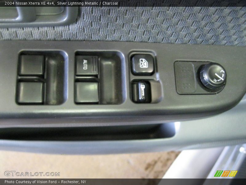 Silver Lightning Metallic / Charcoal 2004 Nissan Xterra XE 4x4
