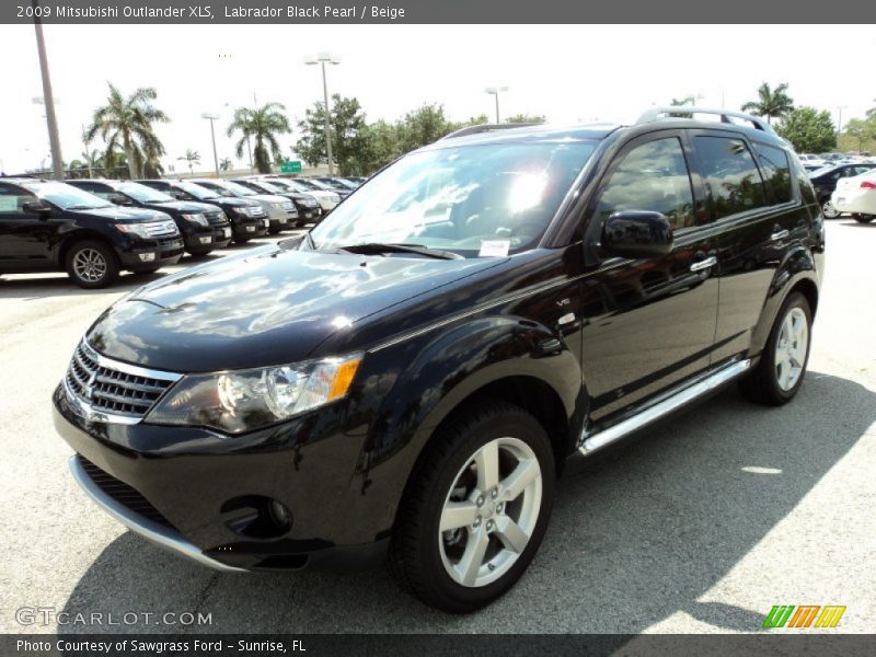 Front 3/4 View of 2009 Outlander XLS